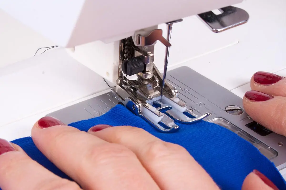 خطا در فرآیند دوخت از دلایل جمع شدن نخ زیر چرخ خیاطی است