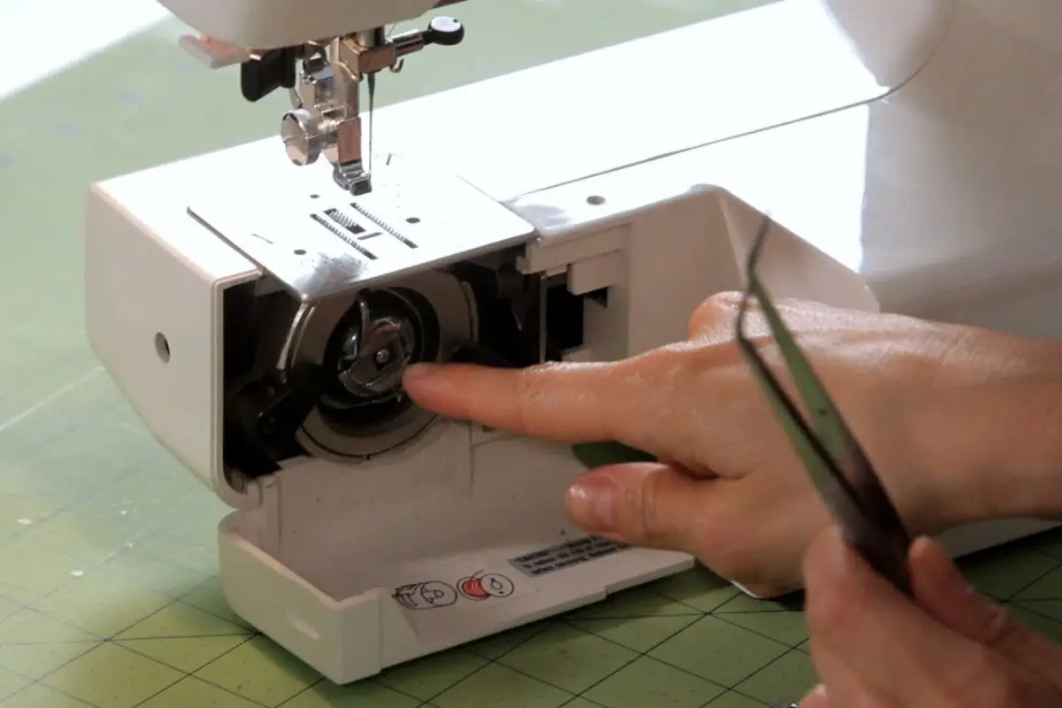 کشش نخ یکی از مهم‌ترین علت جمع شدن نخ زیر چرخ خیاطی است